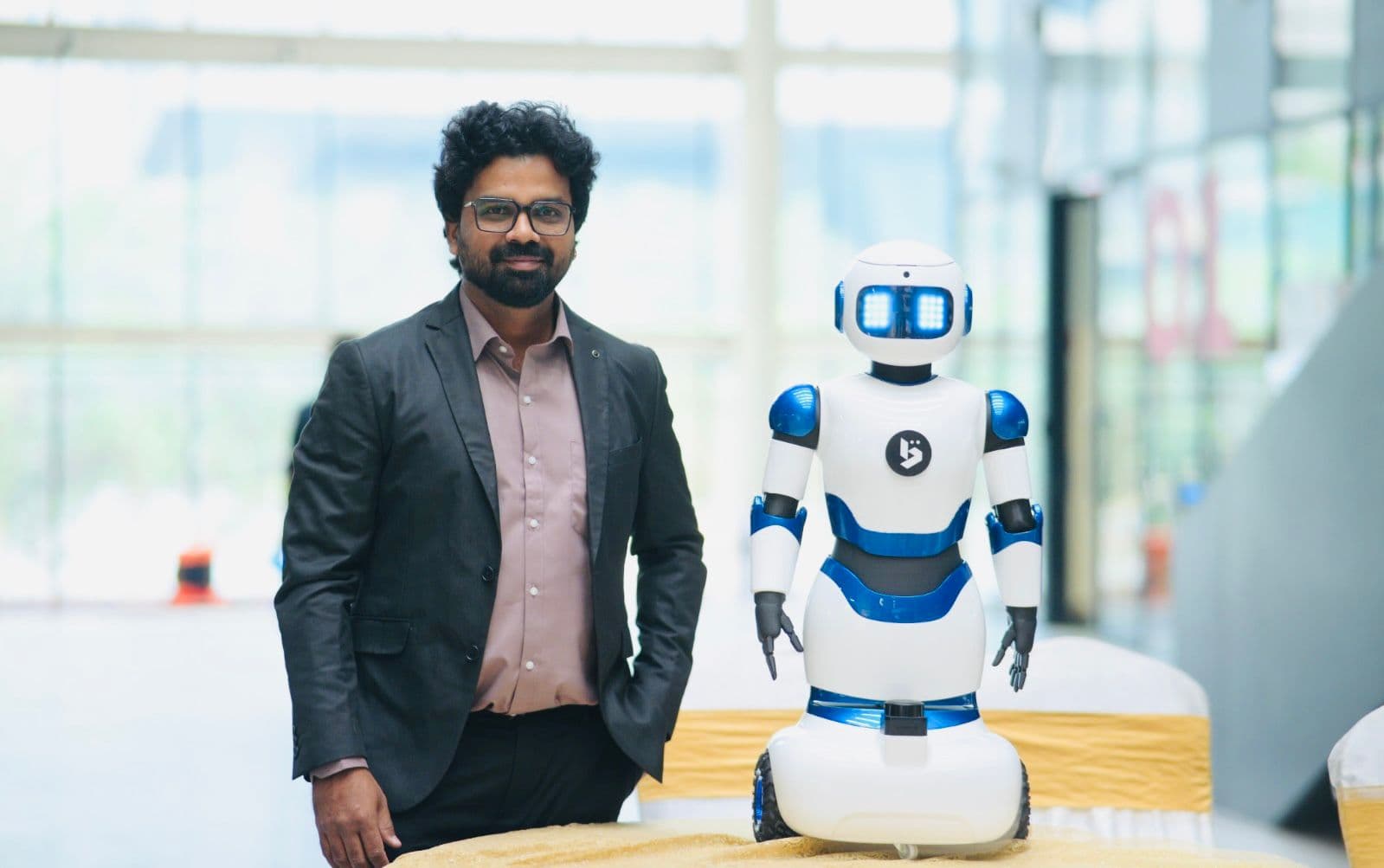 ReshApp CEO with robot